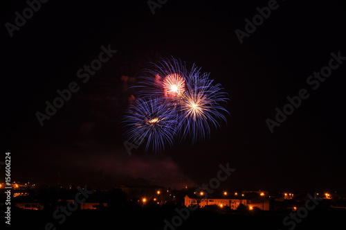 fireworks Gros zoom Feu d'artifice coloré pyrotechnie art nuit © JeanBrummel