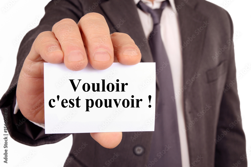 Homme tenant une carte avec vouloir c'est pouvoir écrit dessus Homme tenant une carte avec vouloir c'est pouvoir écrit dessus