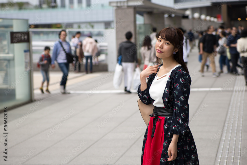 都会を歩く可愛い女性 都会を歩く可愛い女性