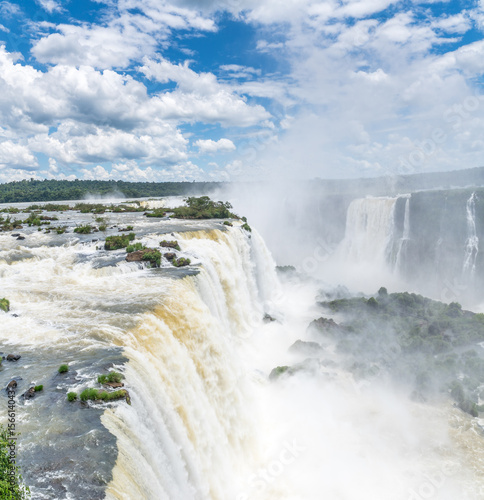 Iguazu Wasserf  lle an der Grenze von Argentinien und Brasilien