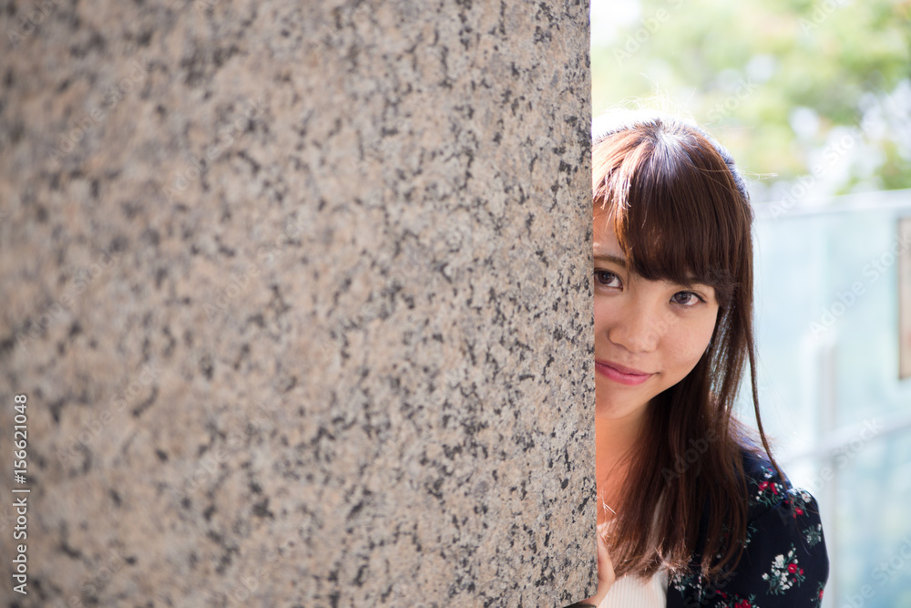都会を歩く可愛い女性 都会を歩く可愛い女性