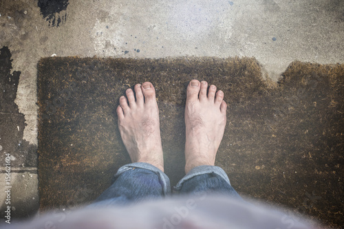 Nackte Füße auf Fußmatte photo