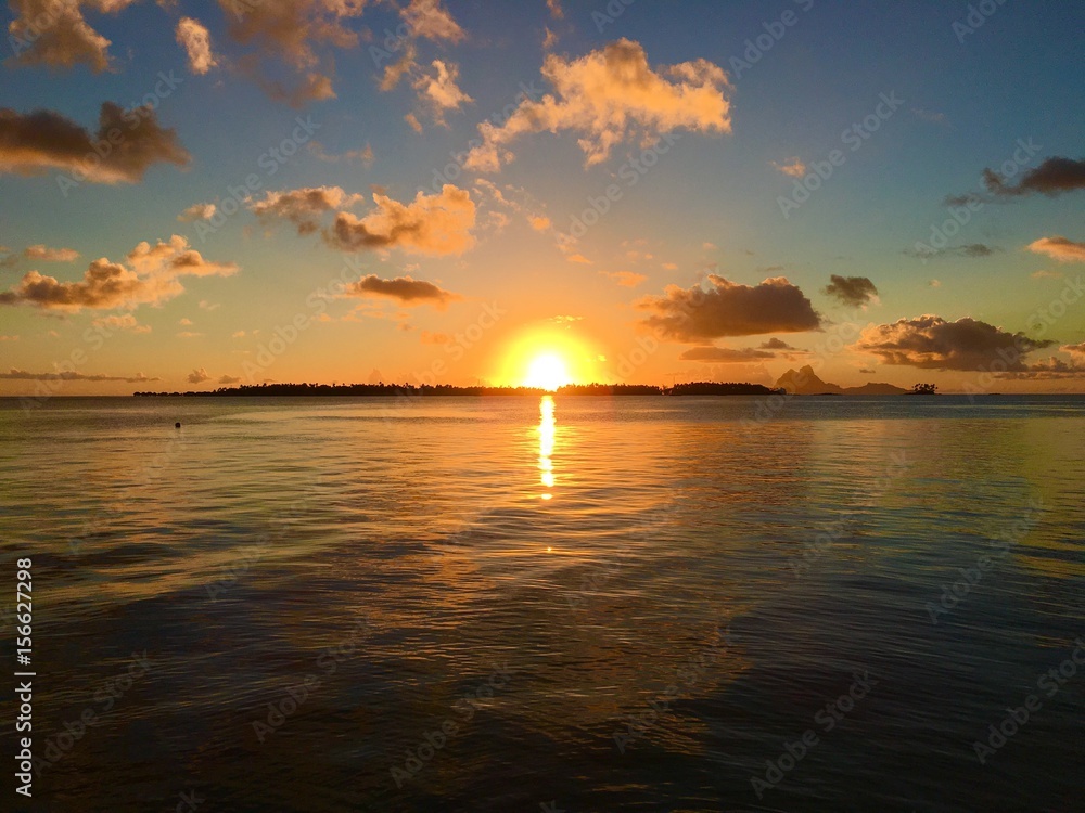 Obraz premium Beautiful sunset a Tahaa with a view on the Motu Tautau and Bora Bora in the background, Tahaa, Tahiti, French Polynesia