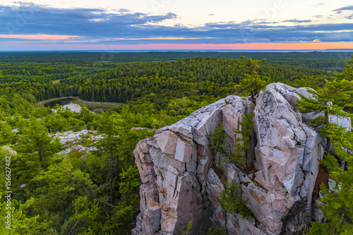 Foto Scenic View of Large Rock Formation from High Cliff of Lush Forest Horizon, Kill