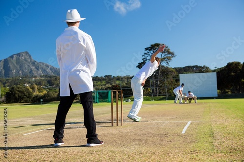 Obraz na płótnie Sports team playing cricket on pitch