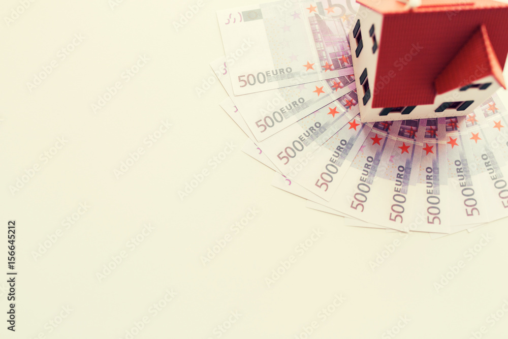Fototapeta premium close up of home or house model and money