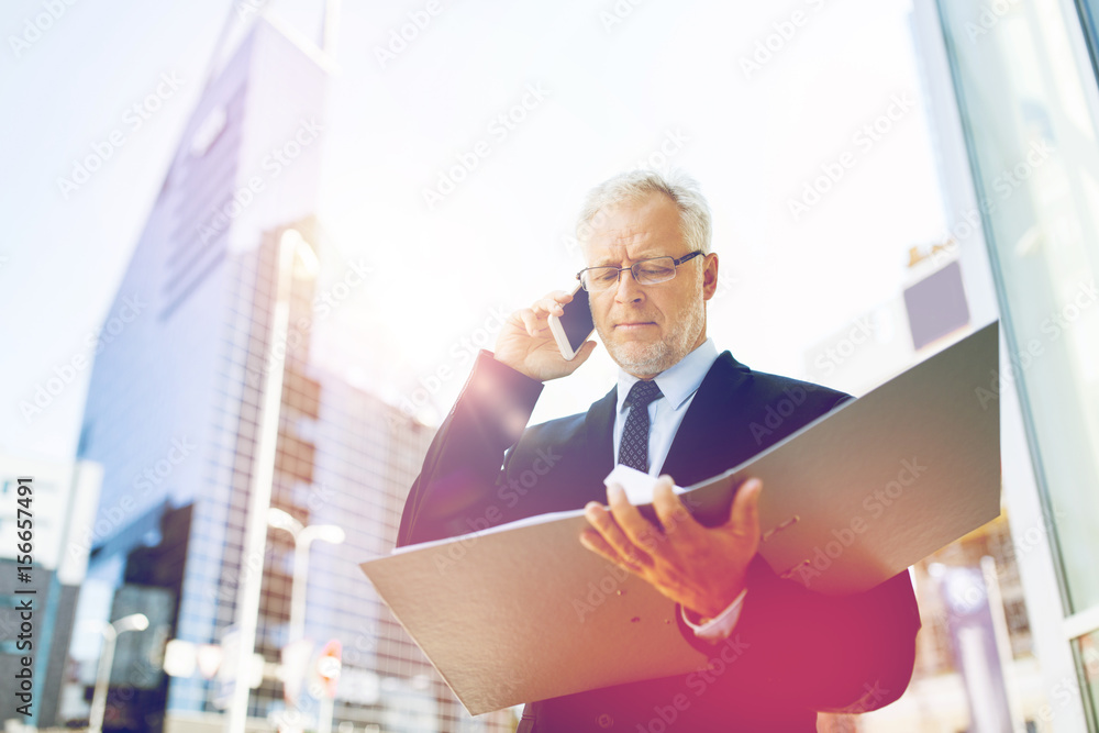 Fototapeta premium senior businessman calling on smartphone in city