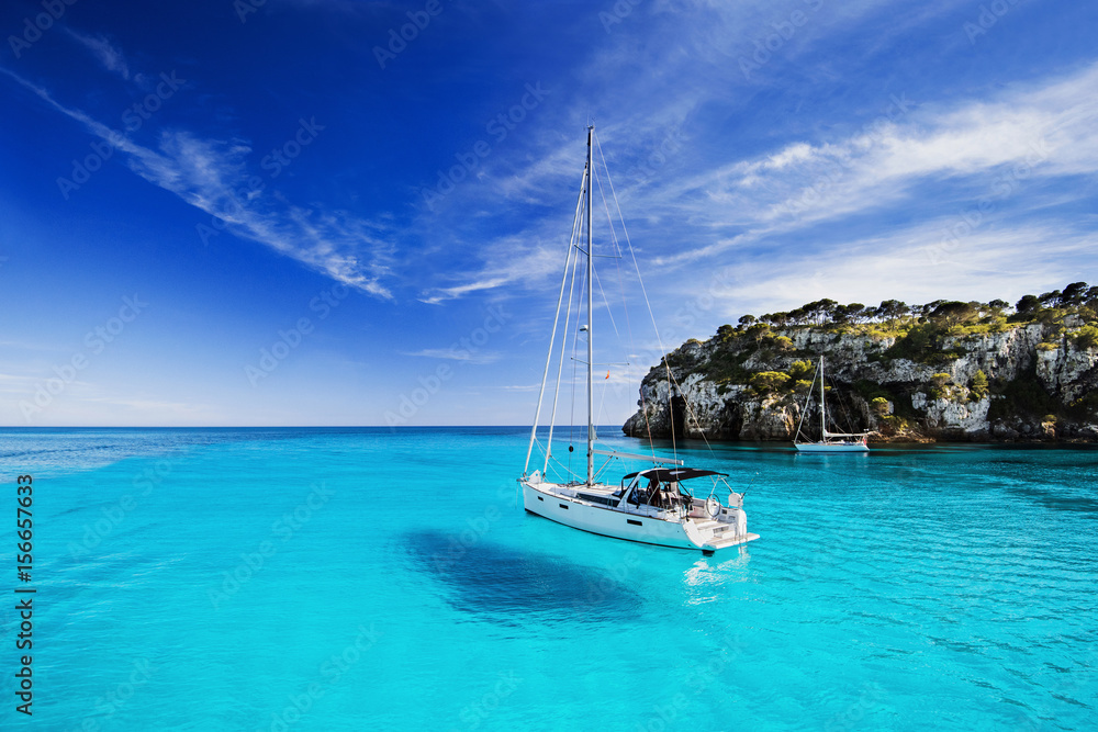 Fototapeta premium Piękna zatoka z żaglówkami, Menorca wyspa, Hiszpania