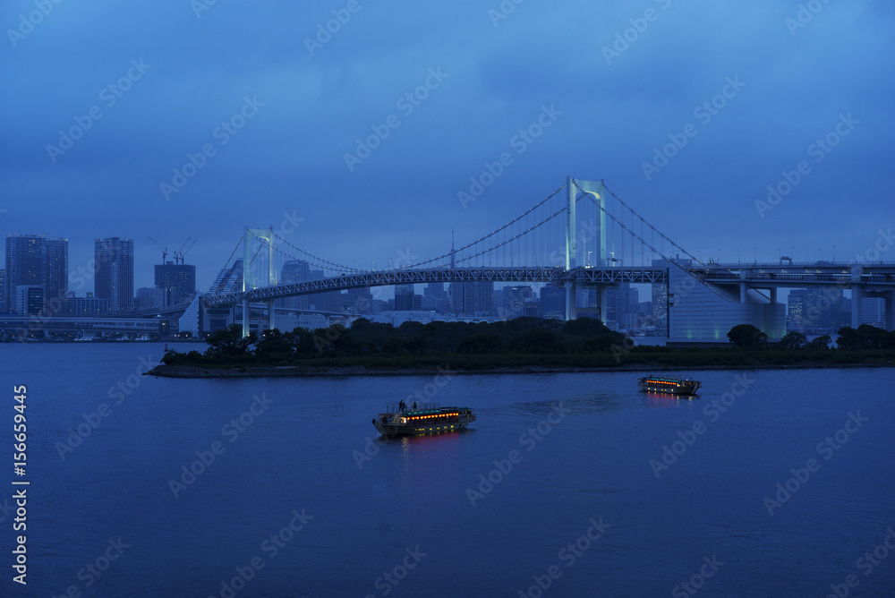 レインボーブリッジと東京湾