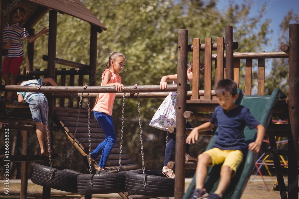 Obraz premium schoolkids playing in playground