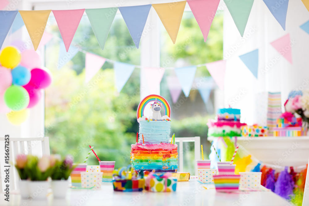 © famveldman - Kids birthday party decoration and cake