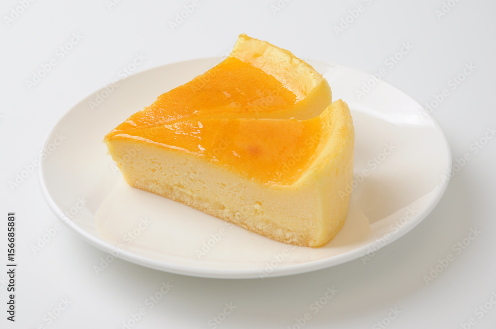 お皿にのせたチーズケーキ 白背景 お皿にのせたチーズケーキ 白背景
