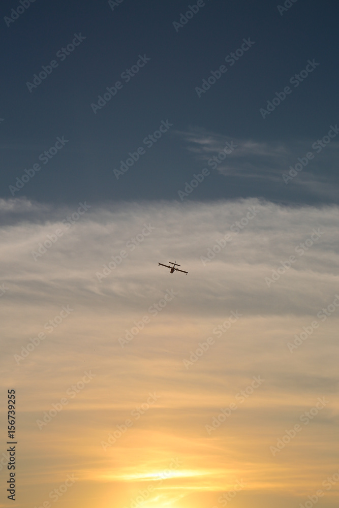 Fototapeta premium Plane flying to the sun
