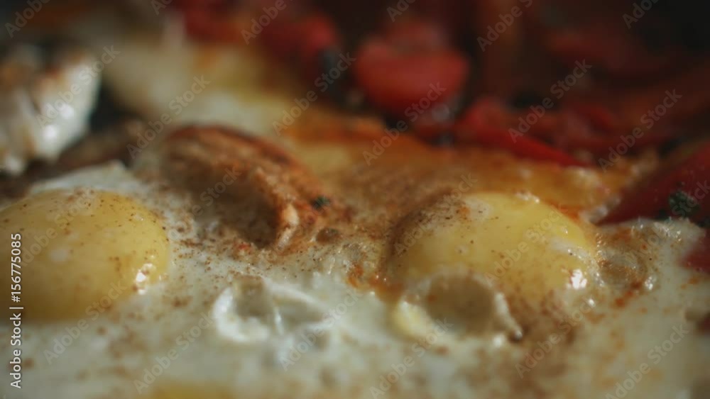 Prepare breakfast of fried eggs with tomatoes Prepare breakfast of fried eggs with tomatoes