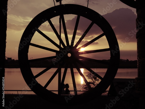 Photos evening sun through the cage wagon wheel.