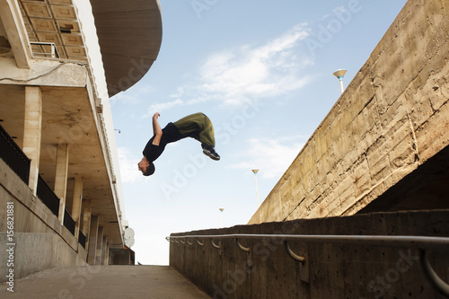 Obraz na plátně Parkour in the city