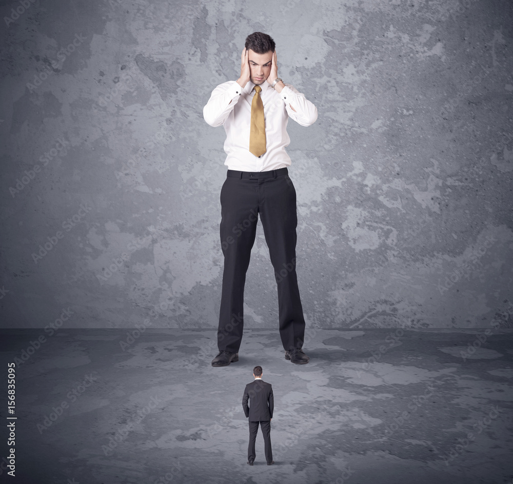 Obraz premium Big boss looking at tiny coworker