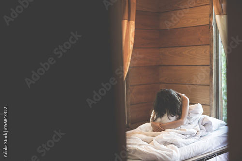 Foto woman sit on a bed in a bedroom - concept photo of Sexual assault