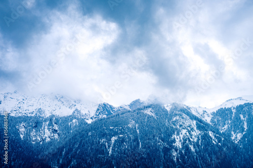 Triste Stimmung bei Bergen mit Tannen und Schnee © rschaller
