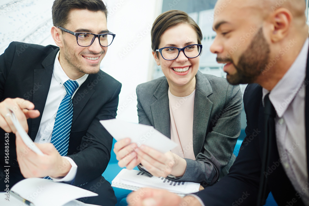 Φωτογραφία Portrait of modern business people one woman and two men smiling cheerfully whil