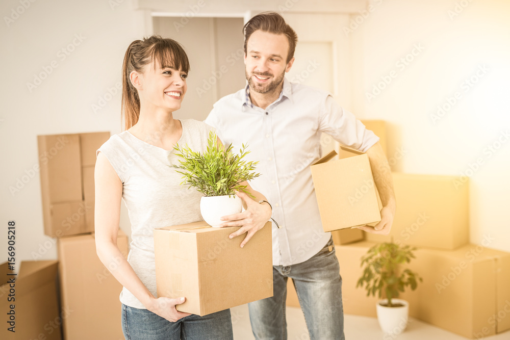 Young people move into a new apartment. Young people move into a new apartment.
