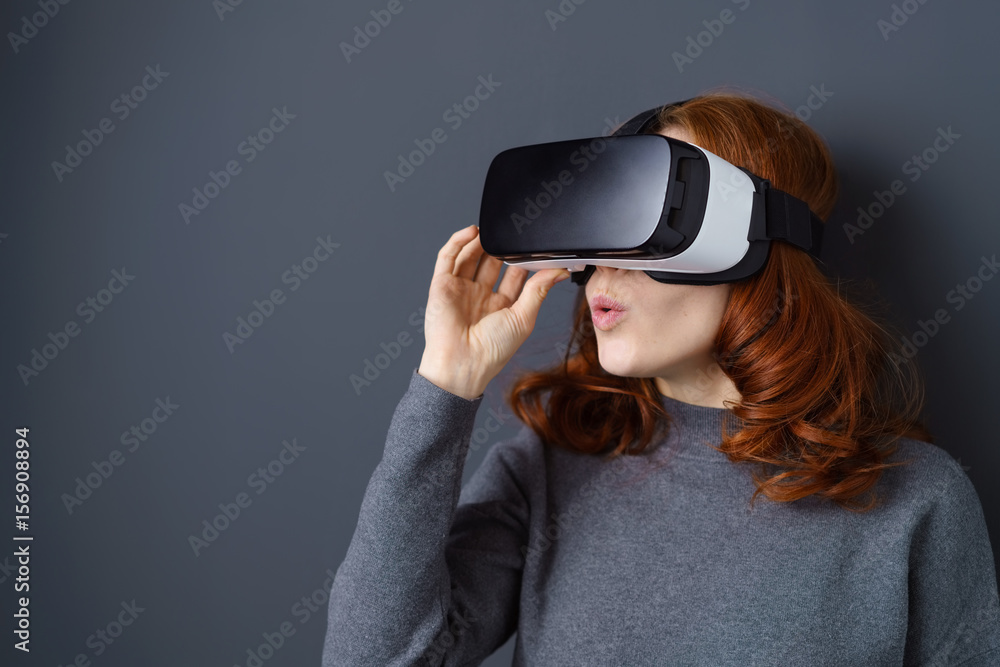 frau trägt eine vr brille und ist überrascht frau trägt eine vr brille und ist überrascht