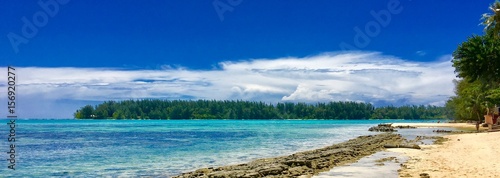 Fototapeta Naklejka Na Ścianę i Meble -  Panoramic view of the lagoon and white sanded beach of Moorea, Tahiti, French Polynesia
