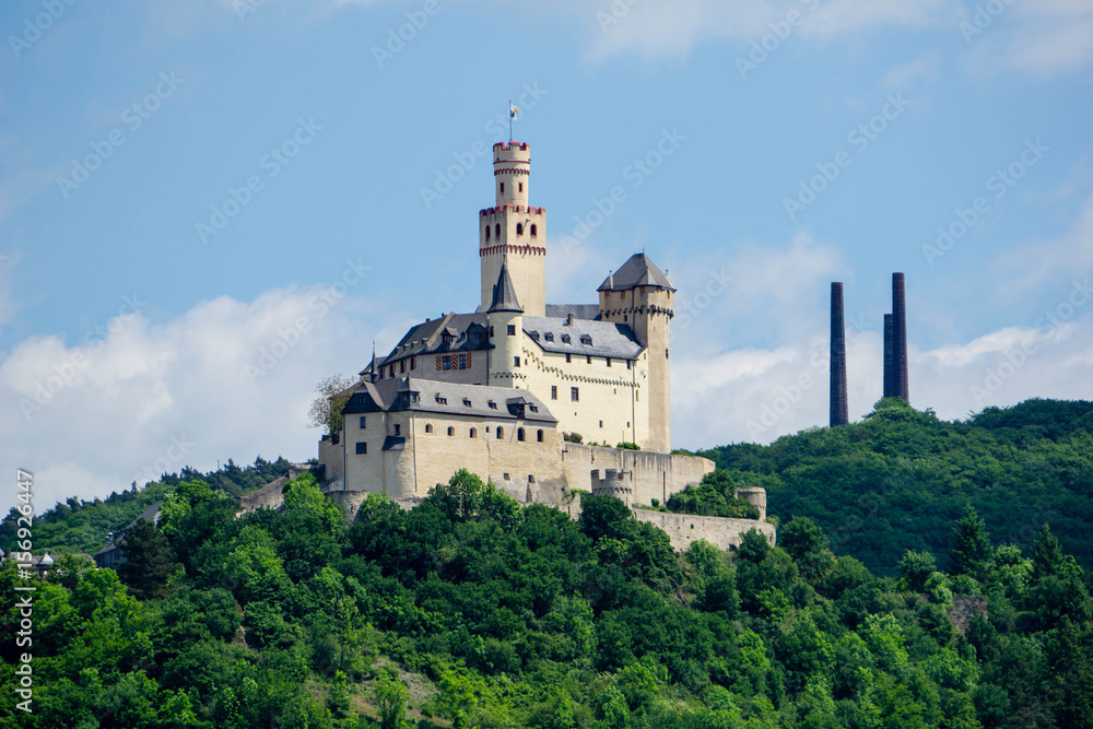 Marksburg im Rheintal bei blauen Himmel rhein  burg