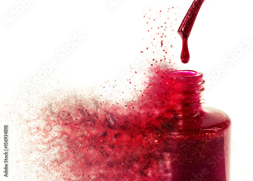 Fotografia Exploding bottle of red nail varnish