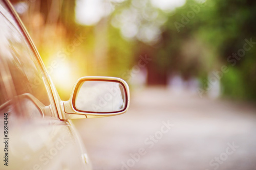Fotografía side rear-view mirror on a car.