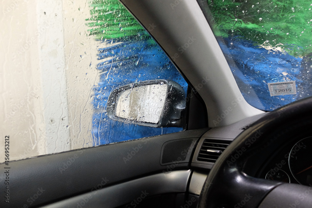 Naklejka premium In der Autowaschstraße