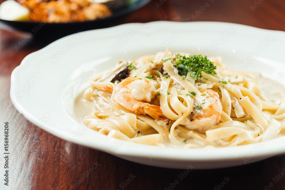 fettucine white cream sauce with shrimp and mushroom