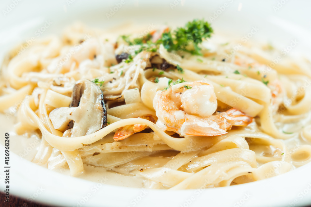 fettucine white cream sauce with shrimp and mushroom fettucine white cream sauce with shrimp and mushroom