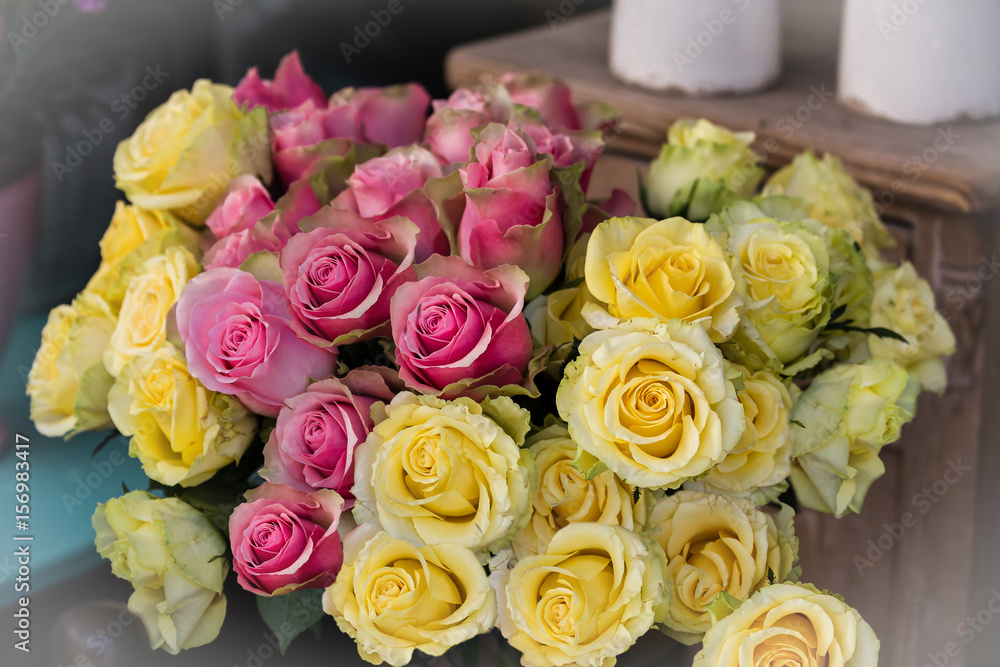 Rosenstrauß mit gelb und rosa Blüten Rosenstrauß mit gelb und rosa Blüten