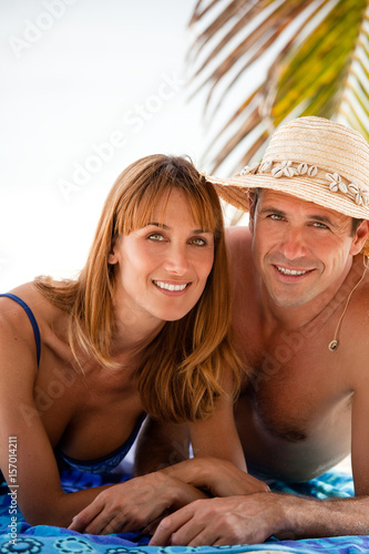 portrait d'un couple heureux en maillot de bain © plprod