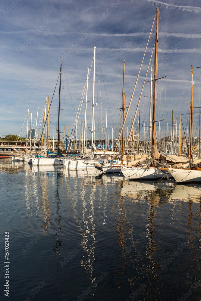 Bateaux et reflets dans la marina de Barcelone