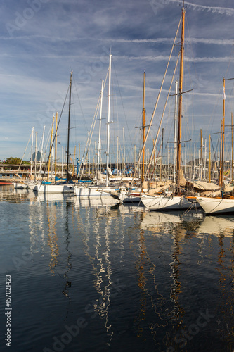 Bateaux et reflets dans la marina de Barcelone © Sébastien Closs
