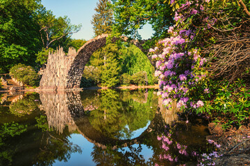 Papier peint photo Le Rakotzbrücke Lac forestier paisible et verdoyant  © Peter