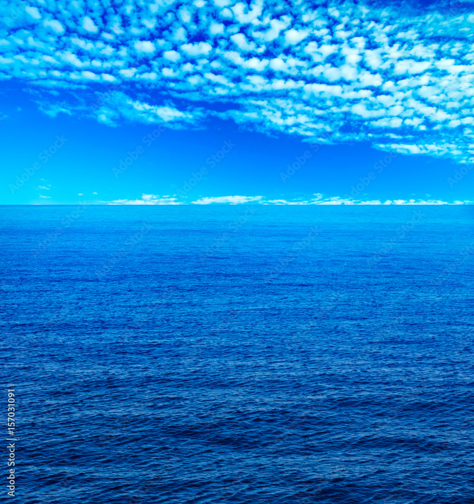 Obraz premium Blue sea and sun on sky