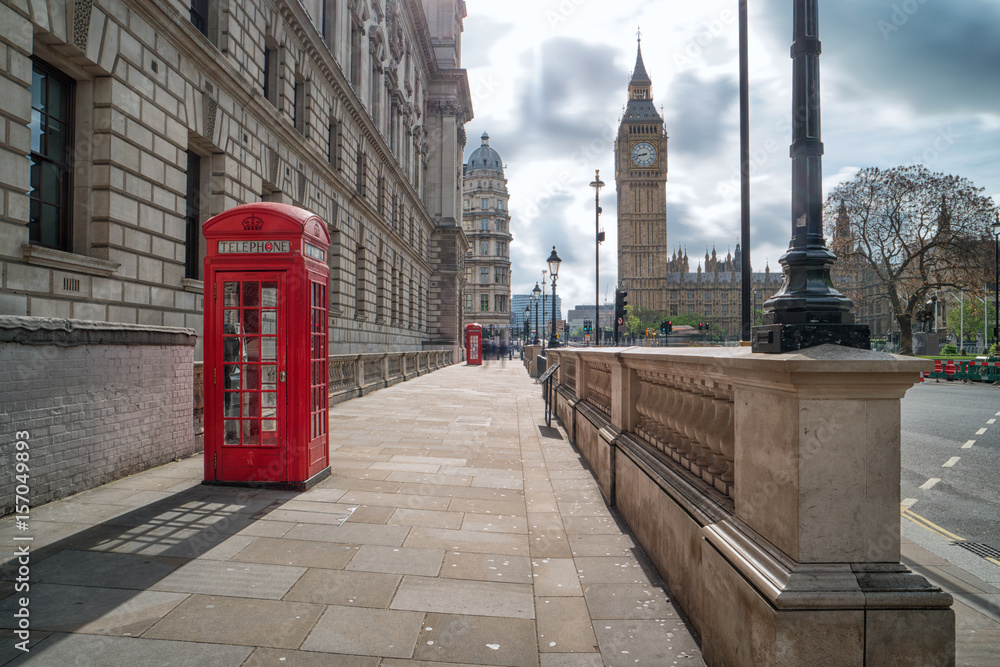 Fototapeta premium red telephone boxes at Big Ben