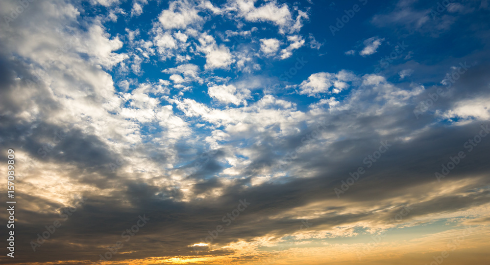 Obraz premium colorful dramatic sky with cloud at sunset