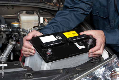 Fotografia Auto mechanic replacing car battery