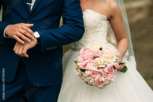 Φωτογραφία The newlyweds are walking in the park on the wedding day