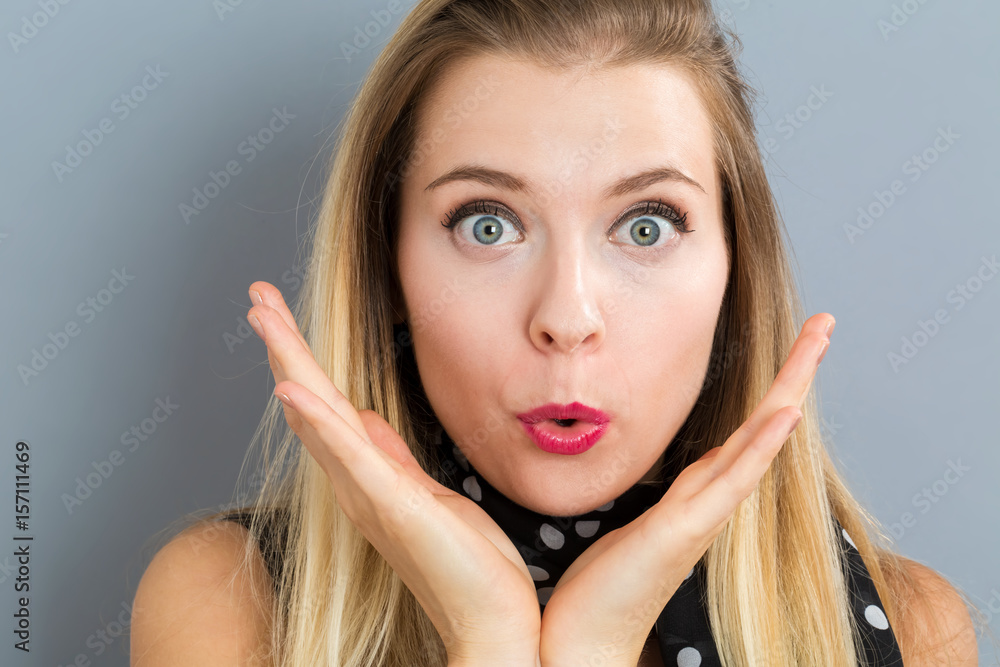Naklejka premium Surprised young woman posing