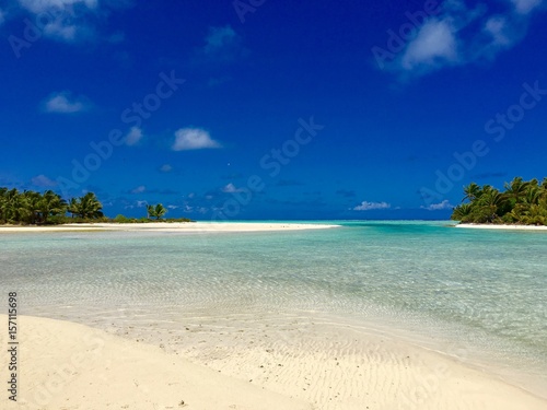 Fototapeta Naklejka Na Ścianę i Meble -  Beautiful turquoise lagoon and white sanded beaches of Marlon Brando's atoll Tetiaroa, Tahiti, French Polynesia