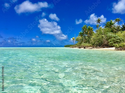 Beautiful turquoise lagoon and white sanded beaches of Marlon Brando s atoll Tetiaroa  Tahiti  French Polynesia