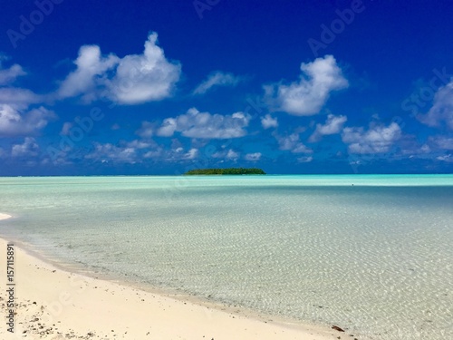 Fototapeta Naklejka Na Ścianę i Meble -  Small Motu (island) in the beautiful turquoise lagoon of Marlon Brando's atoll Tetiaroa, Tahiti, French Polynesia