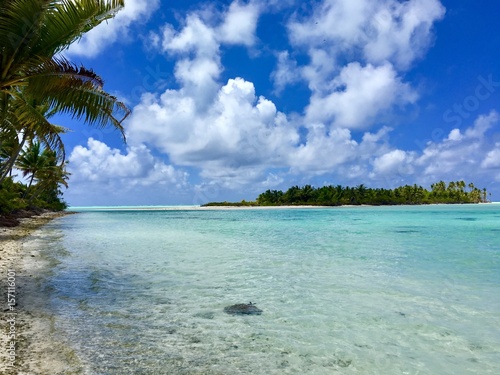 Fototapeta Naklejka Na Ścianę i Meble -  Small Motu (island) in the beautiful turquoise lagoon of Marlon Brando's atoll Tetiaroa, Tahiti, French Polynesia
