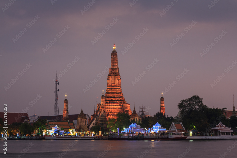 Fototapeta premium Sunset at Wat Arun temple (Temple of Dawn)