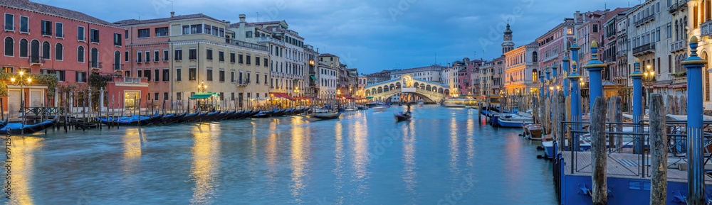 Italien Venedig Rialto Panorama beleuchtet - obrazy, fototapety, plakaty 